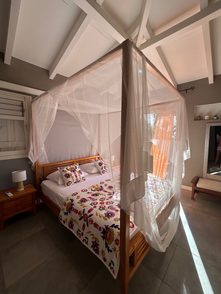 Chambre parentale de l'étage avec accès terrasse